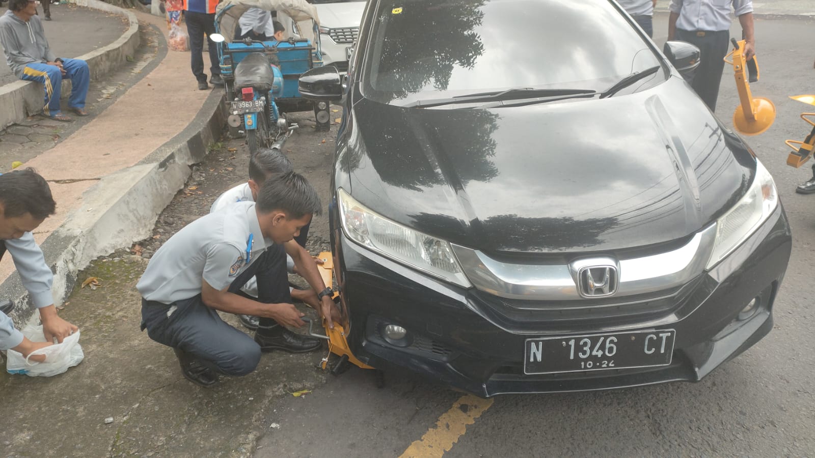 Kendaraan Parkir Liar Siap-siap Terjaring Operasi Tepak