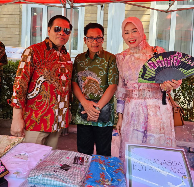 Sam Sutiaji dan Bunda Widayati “all out” Promosikan Produk UMKM di Indonesia Fair 2023