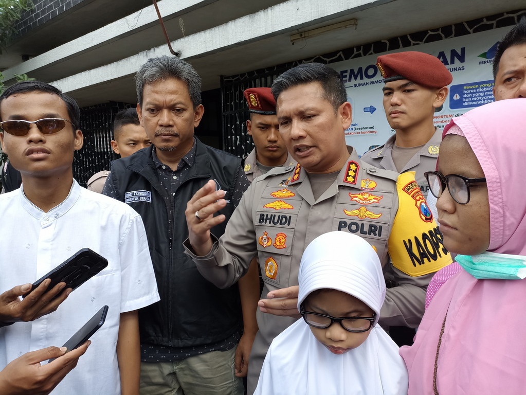 Polresta Malang Kota Kurbankan Seekor Sapi untuk Empat Anak Penyandang Disabilitas