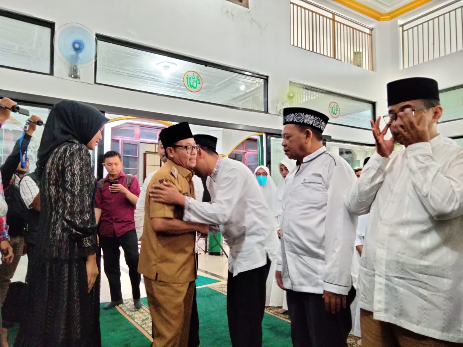 Lepas Calon Jemaah Haji ASN Pemkot Malang, Sutiaji Pesan Jaga Kesehatan di Tanah Suci