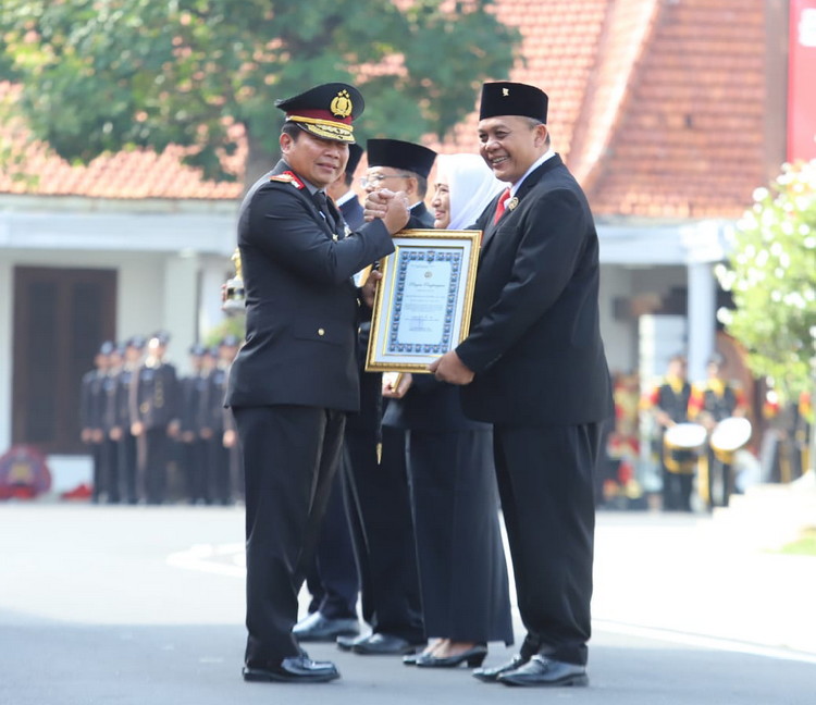 Ketua DPRD Kota Malang Terima Penghargaan Tan Hana Dharma Mangrwa dari Polda Jatim