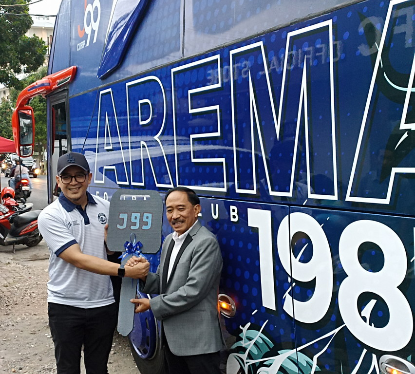 Juragan 99 Hibahkan Bus ke Arema FC