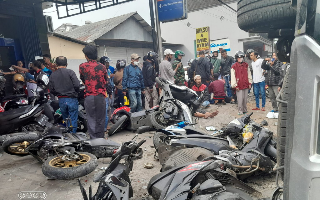 Mobil Seruduk Parkiran Depan BRI Bululawang, Dua Korban Dilaporkan Kritis