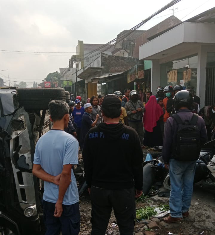 Mobil Xpander Seruduk Parkiran di Bululawang Diduga Akibat Sopir Ngantuk