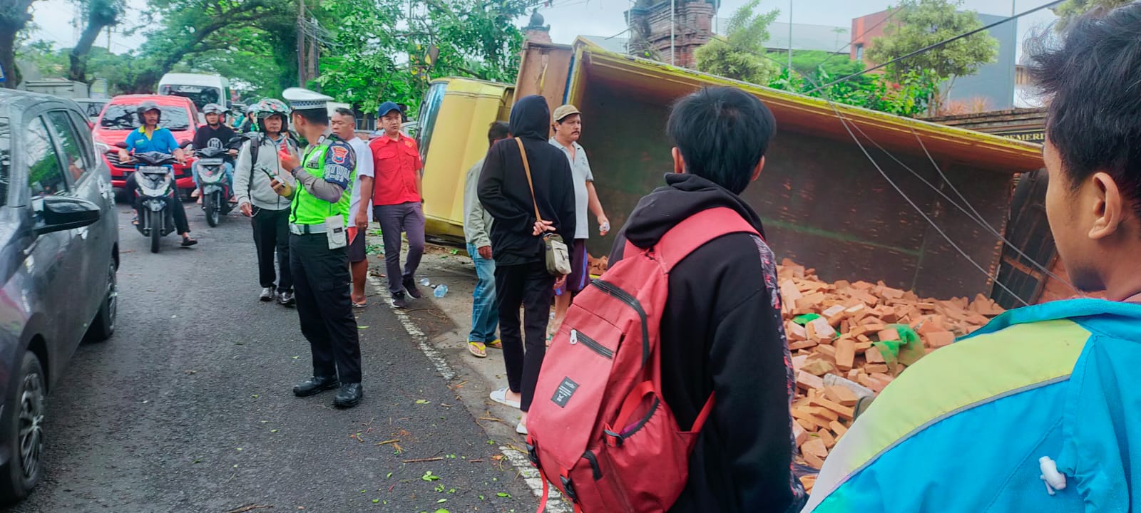 Truk Bermuatan Batu Bata Terguling karena Tak Kuat Menanjak di Jalan Raya Ir Soekarno