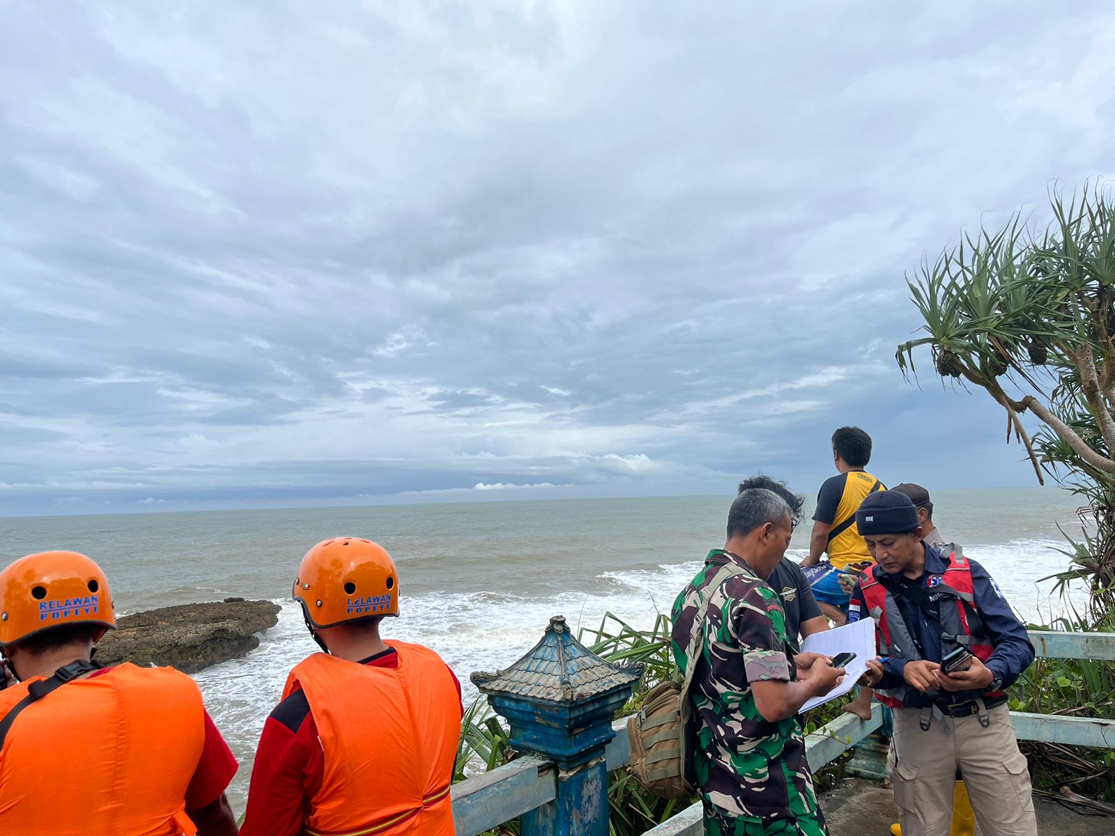 Tim Emergency Disaster UB dan SAR Dikerahkan Bantu Cari Lima Orang Hilang di Pantai Jembatan Panjang