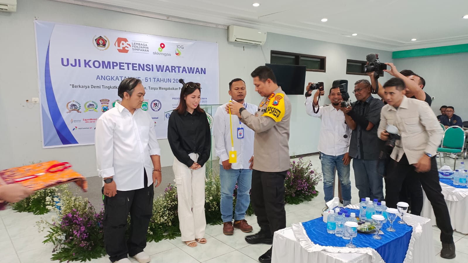 Kapolresta Malang Kota Kombes Pol Bhudi Hermanto, menyematkan ID card peserta UKW. (MVoice/Humas PWI Malang Raya).