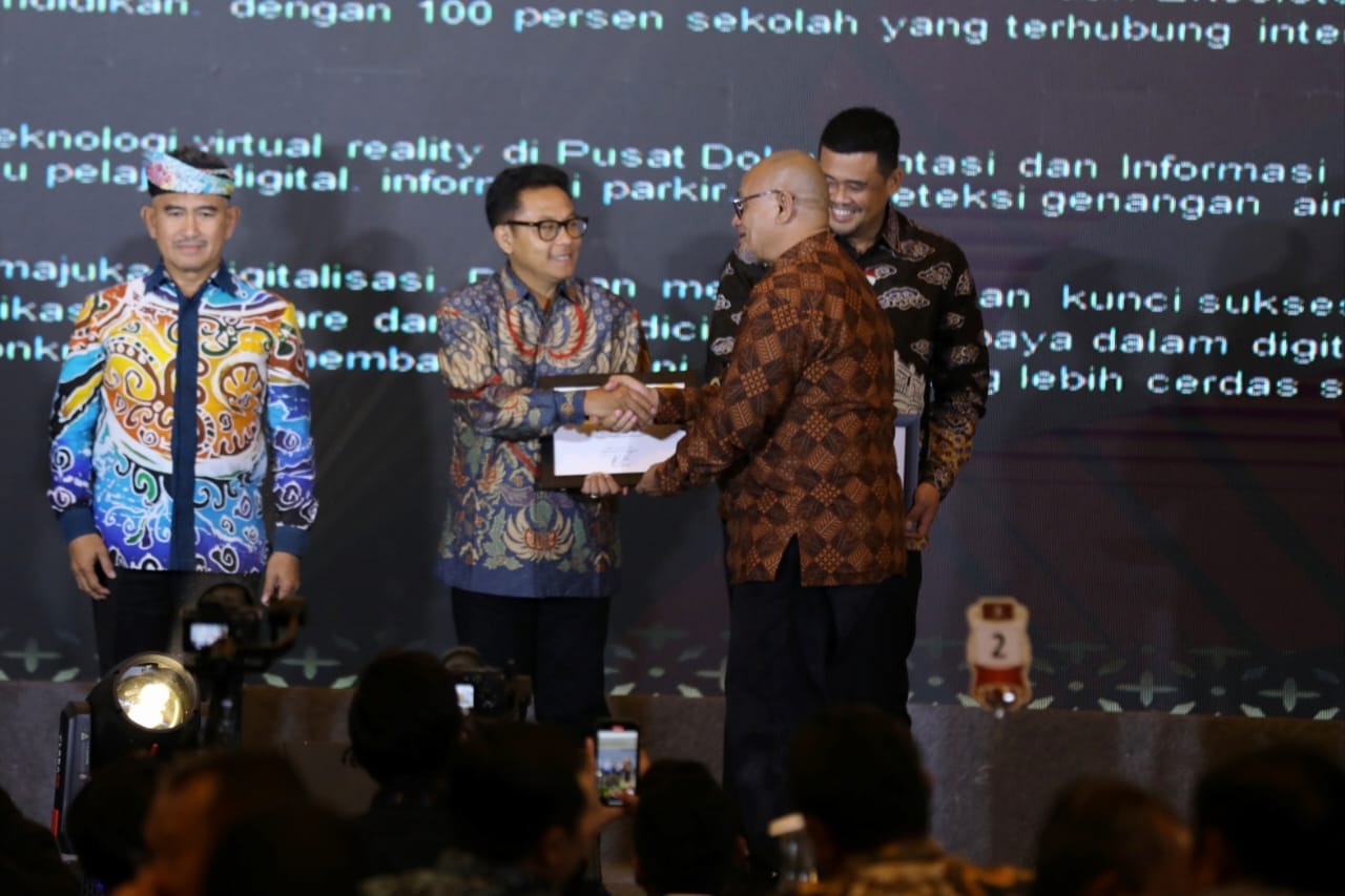 Berkat Komitmen Dorong Transformasi Digital, Sutiaji Terima Penghargaan Apresiasi Tokoh Indonesia 2023