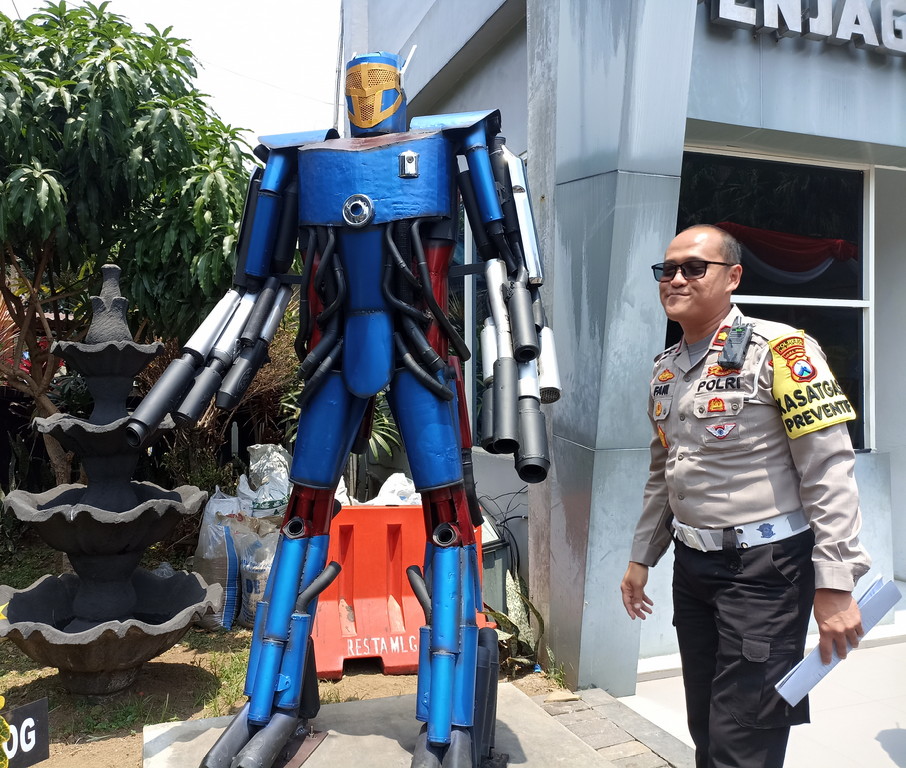 Polresta Malang Kota Pajang Monumen Robot Transformers dari Ratusan Knalpot Brong