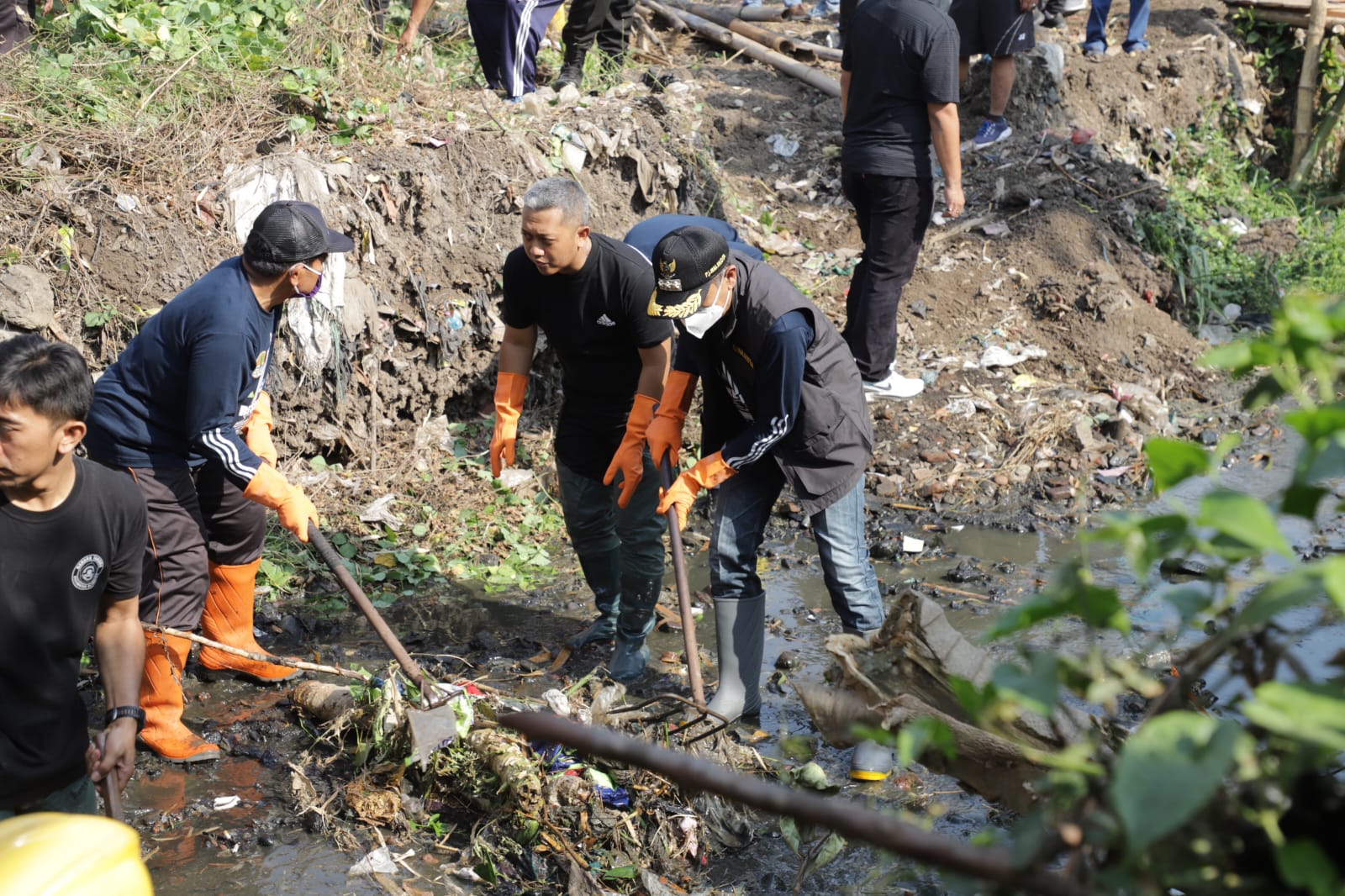 Sampah Mengendap, Pj Wali Kota Malang Terjun Langsung Bersihkan Sungai
