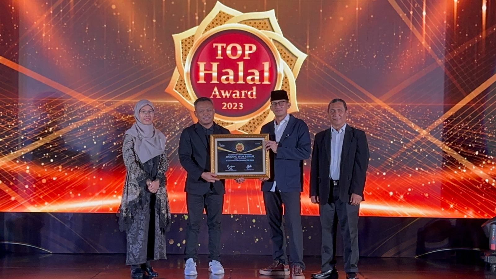 Waroeng Steak & Shake Terima Penghargaan TOP Halal Award