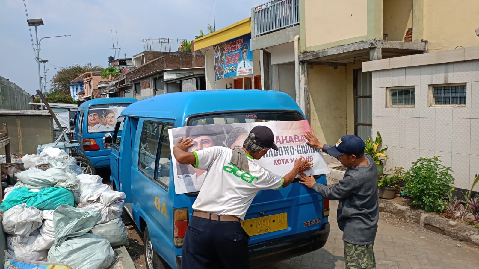 Bentuk Dukungan, Gambar Prabowo – Gibran Menyapa di Angkot Kota Malang