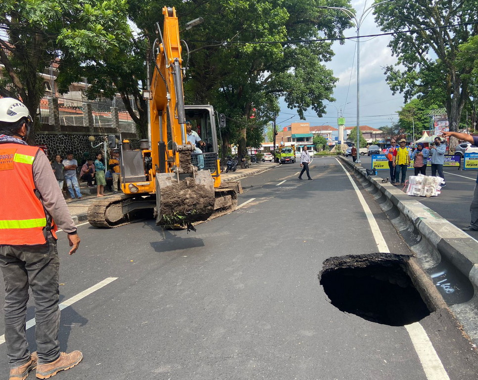 Aspal di Jalan Bandung Ambles Berukuran 2 Meter