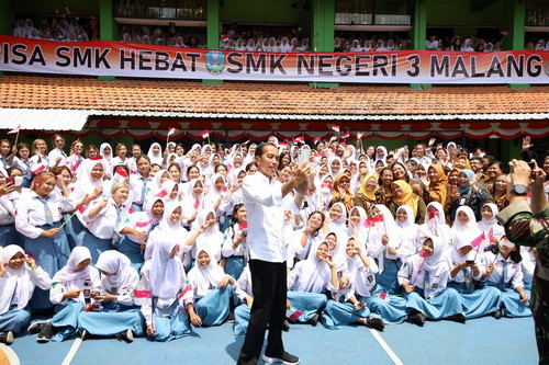 Kunjungi SMKN 3 Kota Malang, Presiden Jokowi Janjikan Bantuan Alat Kecantikan