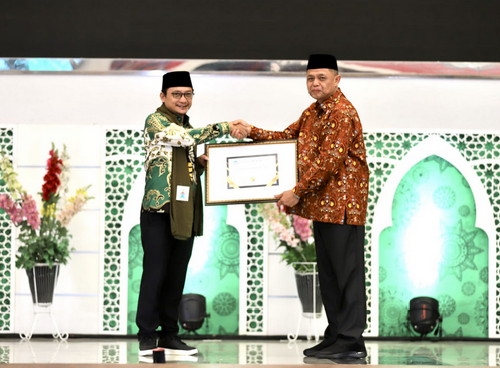 Bantu Perjuangkan Kesejahteraan Guru, Hasanudin Wahid Terima Penghargaan AGPAII