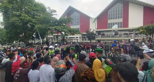 Sorak Sorai Ribuan Pelajar Menggelegar Saat Jokowi Tiba di Pasar Induk Among Tani Kota Batu
