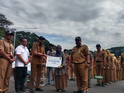 Pj Wali Kota Malang Serahkan Kepesertaan Jamsostek ke 26 Ribu Masyarakat