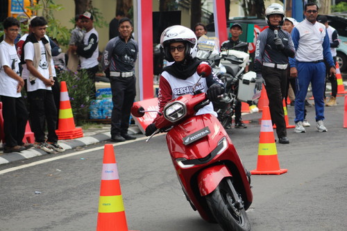 Perempuan Indonesia #Cari_aman Berkendara, Kenali Teknik Berkendara yang Benar