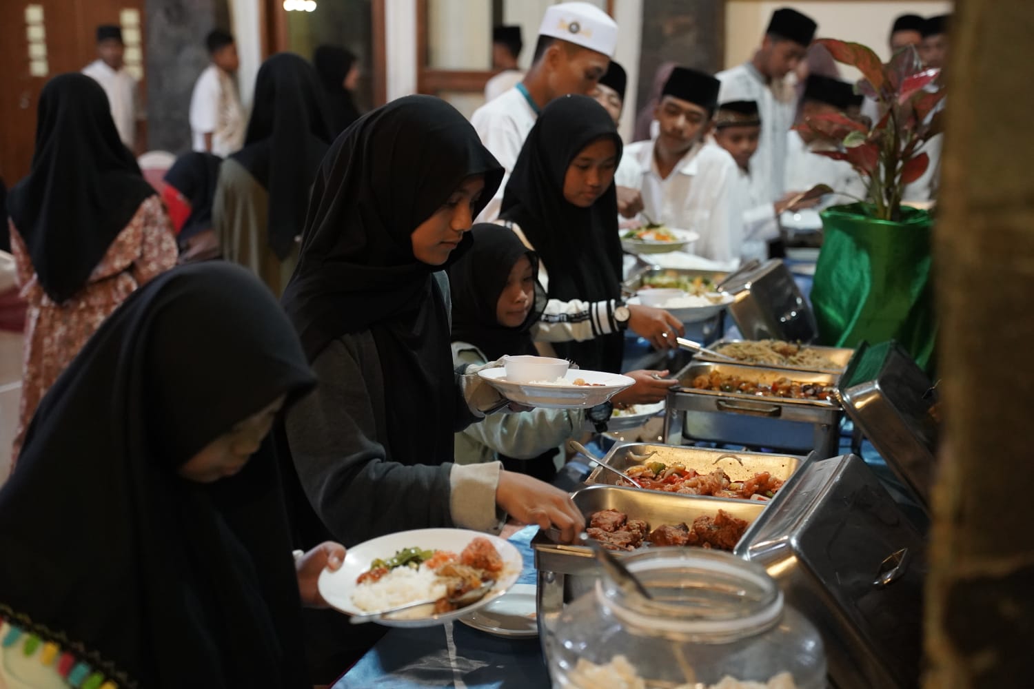 Berbagi Kebahagian di Bulan Ramadan, JTP Grup Salurkan Program CSR kepada Puluhan Anak Yatim Piatu