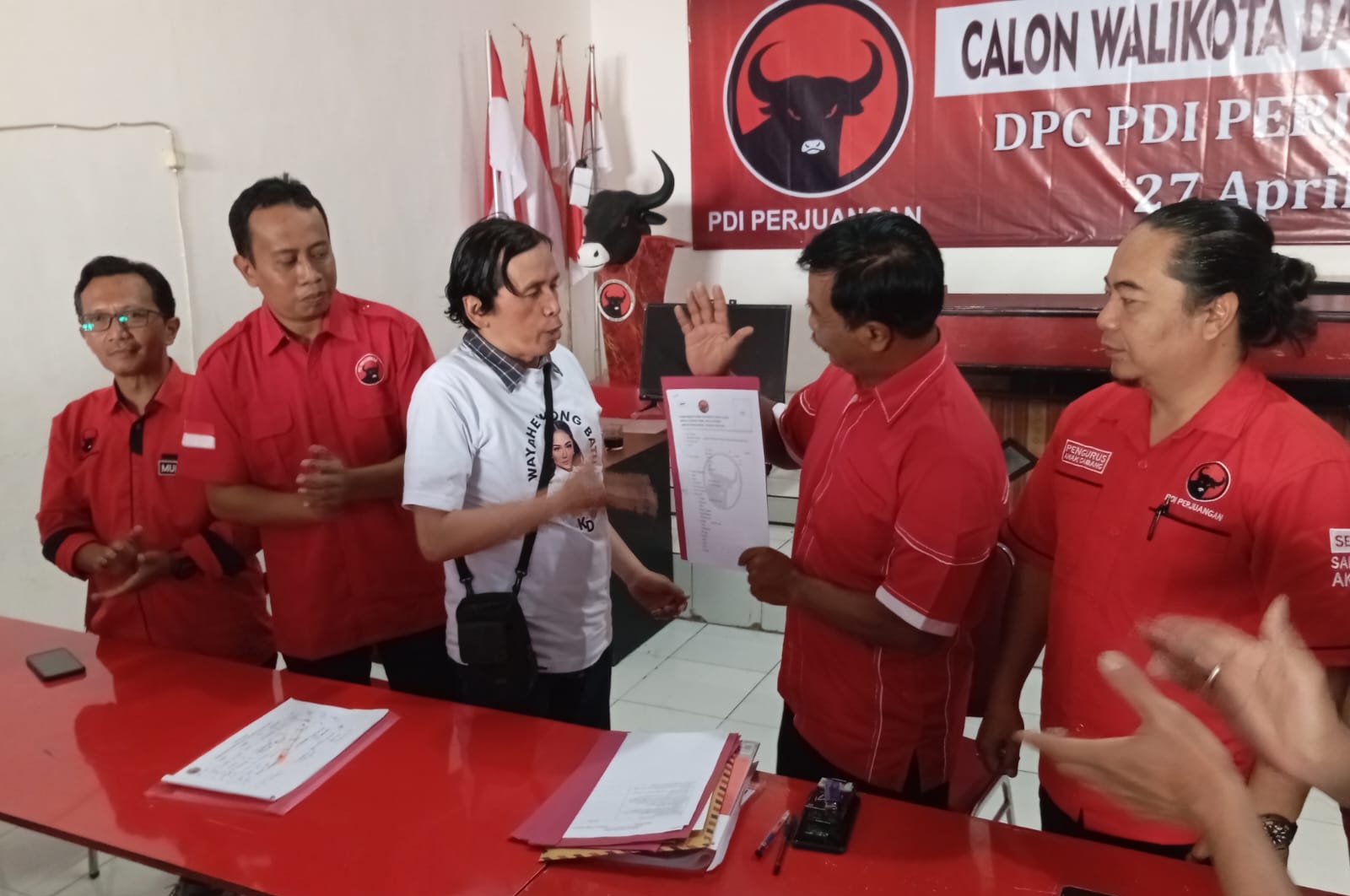 Diwakili Relawan, KD Ambil Formulir Pendaftaran Kepala Daerah Kota Batu