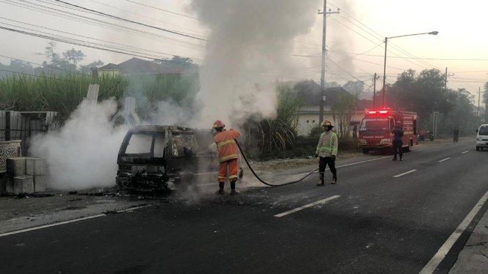 Korsleting Kelistrikan, Mobil Lawas Terbakar Hebat