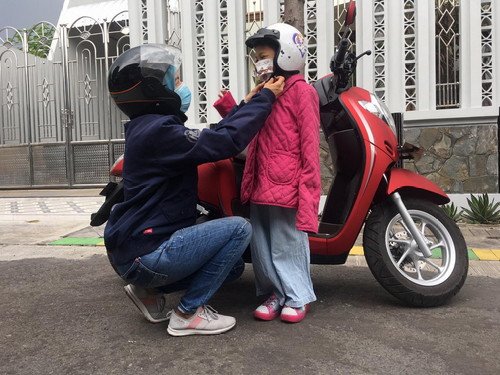 Ortu Wajib Tahu, Ini Alasan Pentingnya Pakai Helm dan Jaket untuk Anak saat Berkendara Sepeda Motor