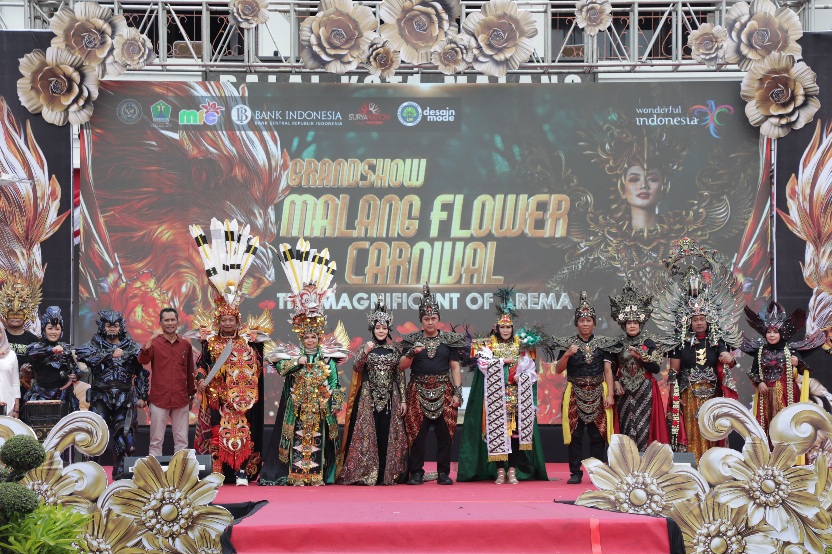 Pj Wali Kota Malang Ikut Tampil di Kemeriahan Malang Flower Carnival 2024