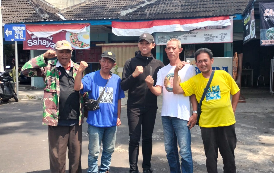 Mas Gum Tebar ‘Batu SEJUK’ Bersama Sopir Angkot dan Pedagang