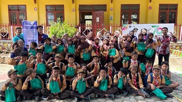 Melalui Playbook, Tim Abdimas IKM UM Inisiasi PHBS Siswa SDN Sumbersih 01 Kabupaten Blitar