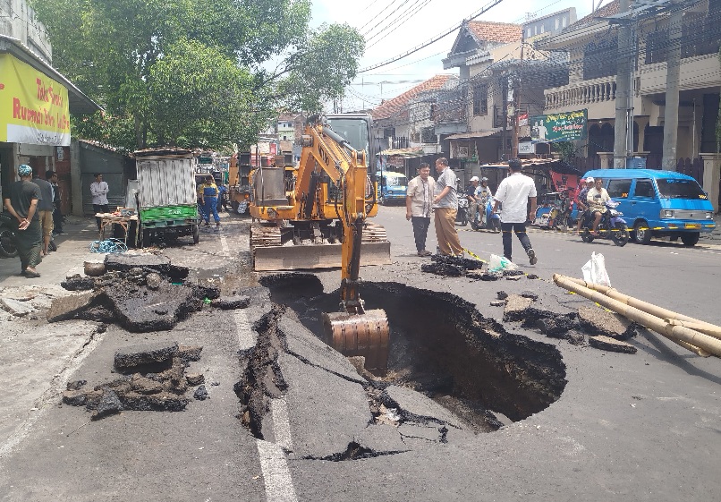 Aspal di Jalan Muharto Ambles, DPUPRPKP Segera Lakukan Perbaikan