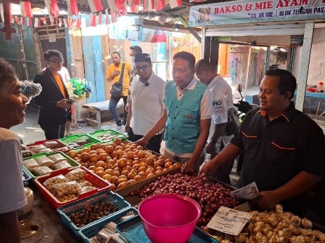 Belanja Sekaligus Blusukan di Pasar Blimbing, Wahyu Hidayat Serap Aspirasi Pedagang