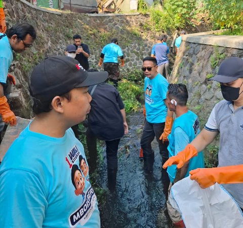 Wahyu – Ali Bersihkan Sungai Kawasan Bareng, Aksi Nyata Peduli Lingkungan dan Cegah Banjir