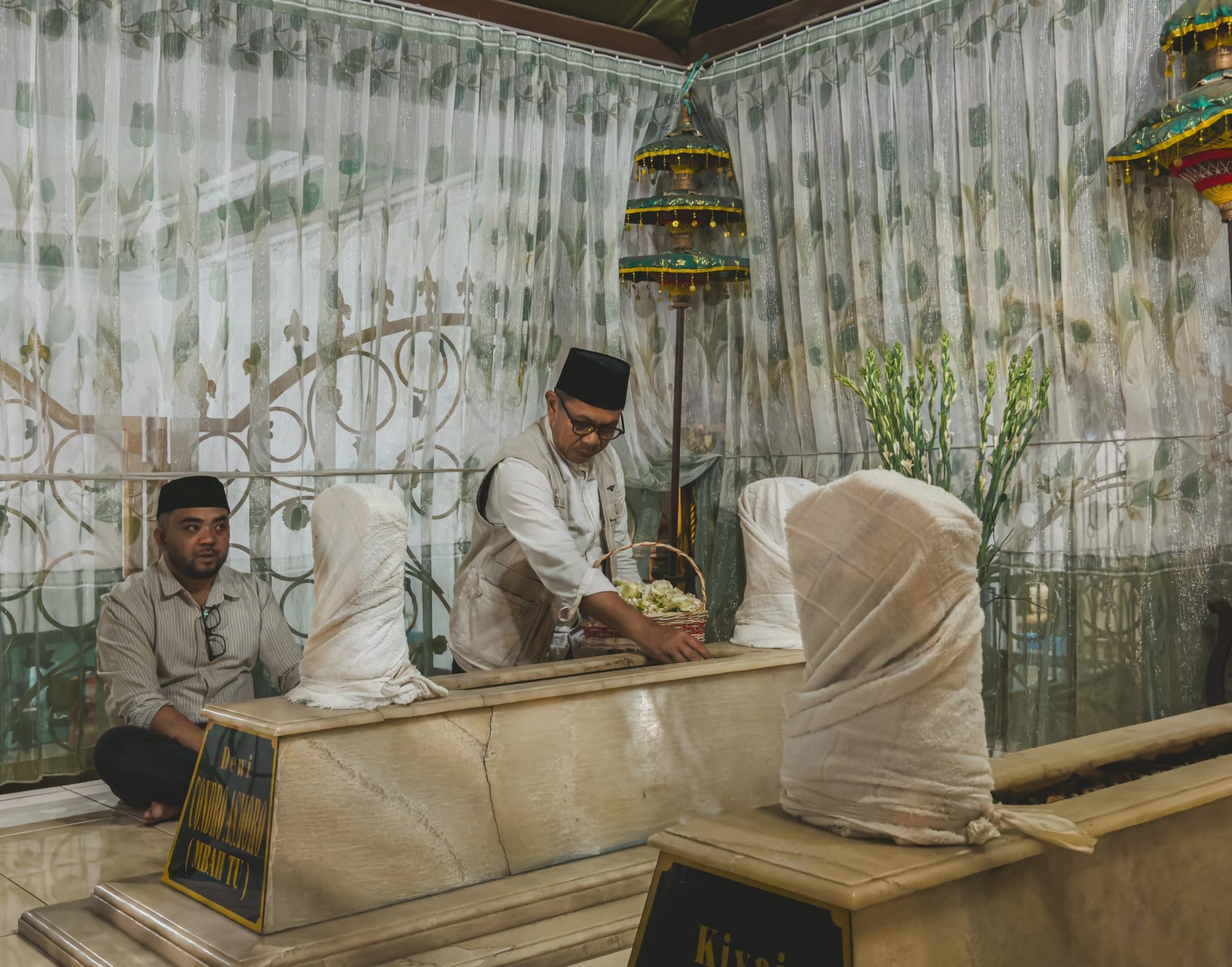 Hormati Lelulur dan Lestarikan Tradisi Budaya, Paslon Nurochman-Heli Ziarah ke Makam Mbah Mbatu