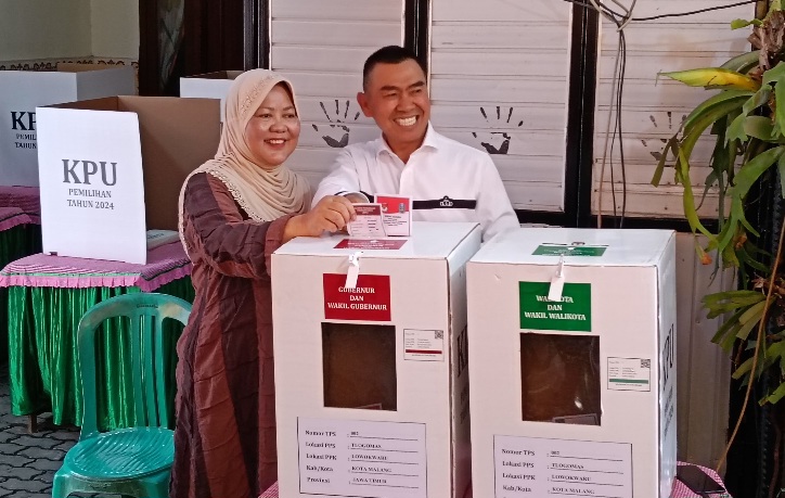 Abah Anton Minta Doa Restu Ibunda Sebelum Nyoblos di TPS 02 Tlogomas