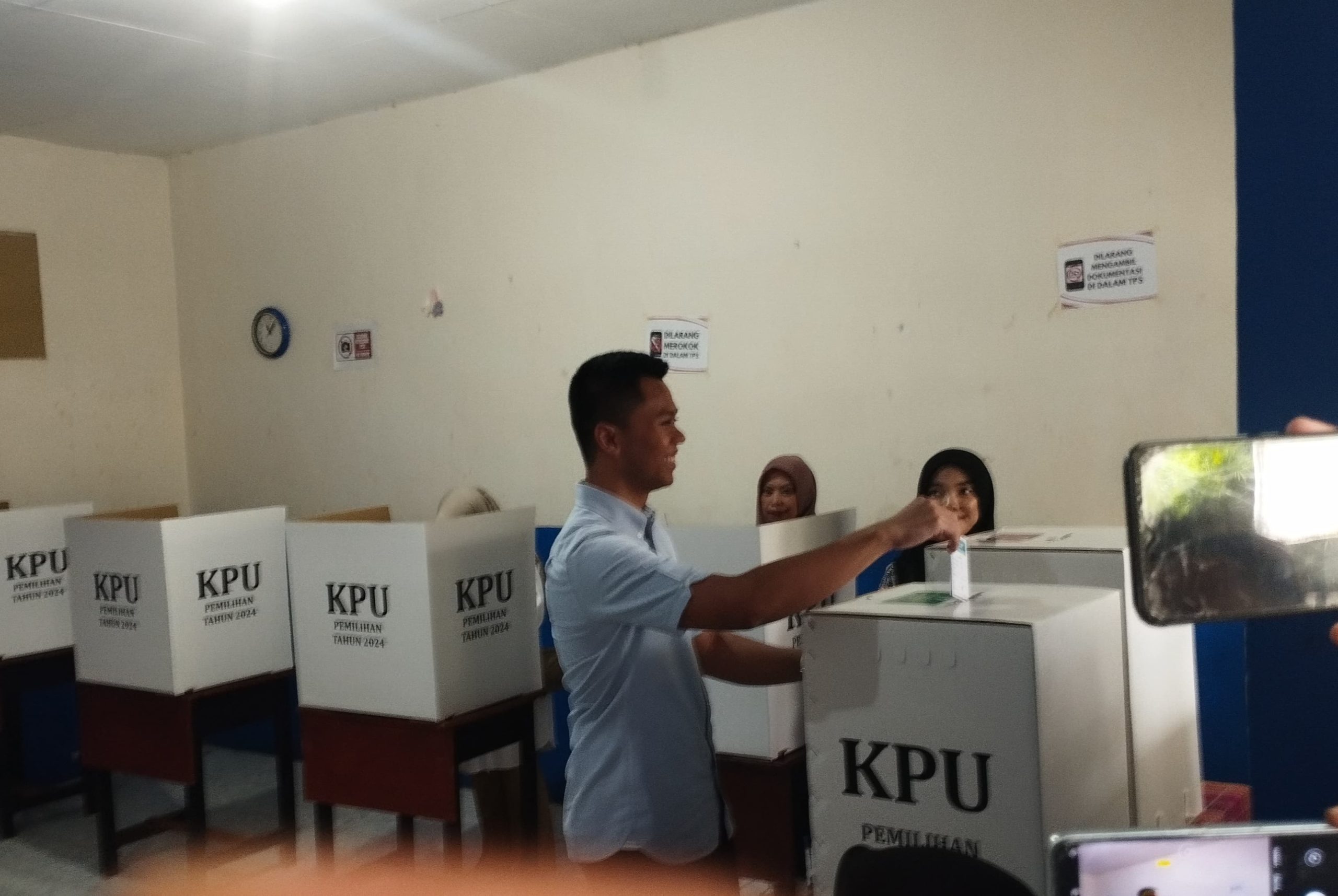 Masuk dalam DPK, Mas Gum Salurkan Hak Pilihnya di TPS 11 Kelurahan Sisir