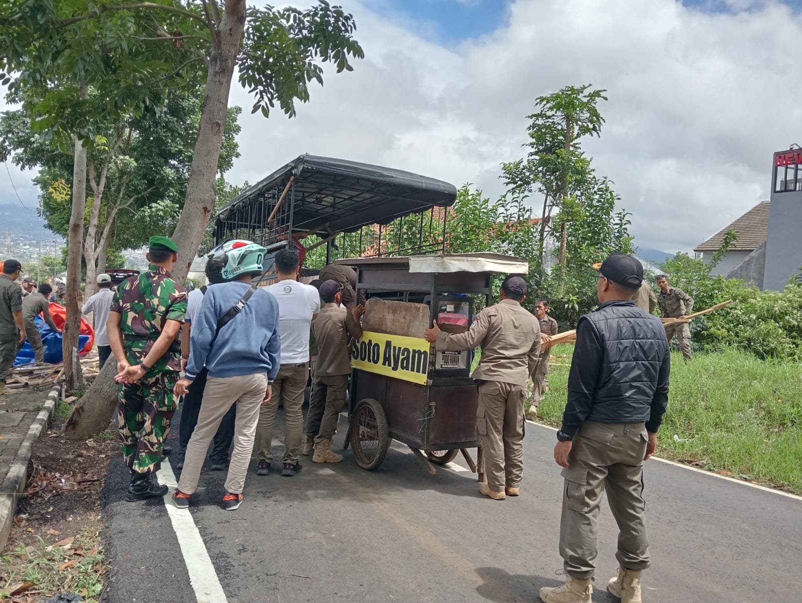 Satpol PP Batu Rajin Bersih-bersih PKL