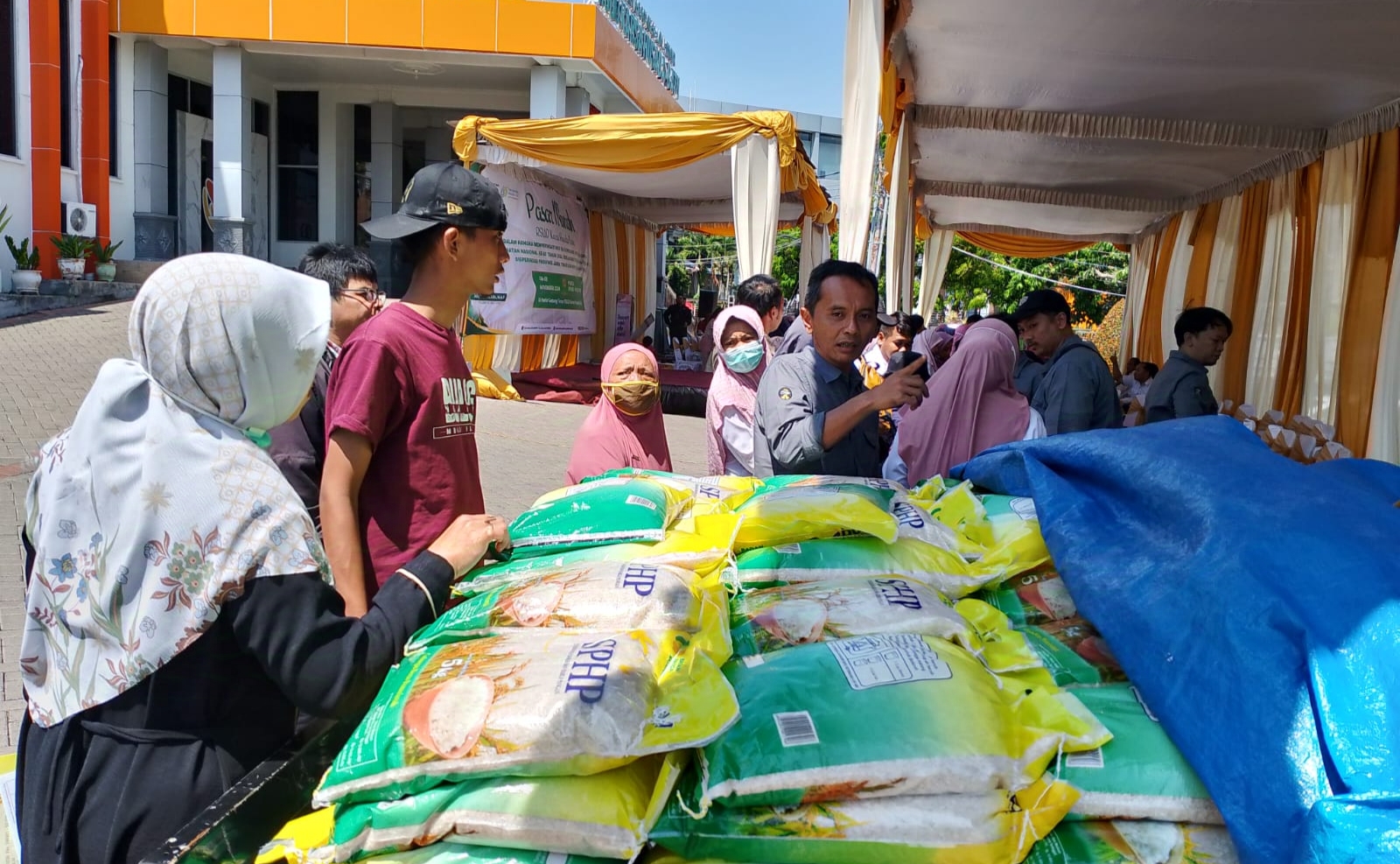 Tak Sampai 1 Jam, 15 Ton Paket Sembako RSUD Karsa Husada Ludes Diburu Masyarakat