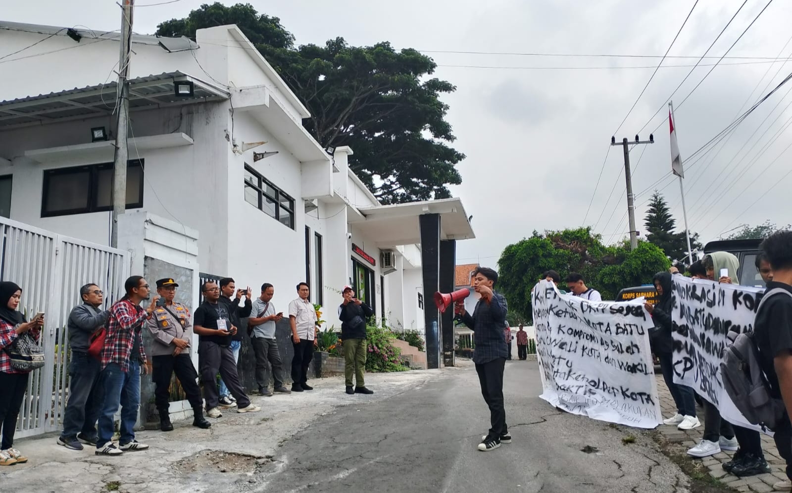 Ditengarai Tak Netral, Aliansi Peduli Demokrasi Geruduk KPU Batu