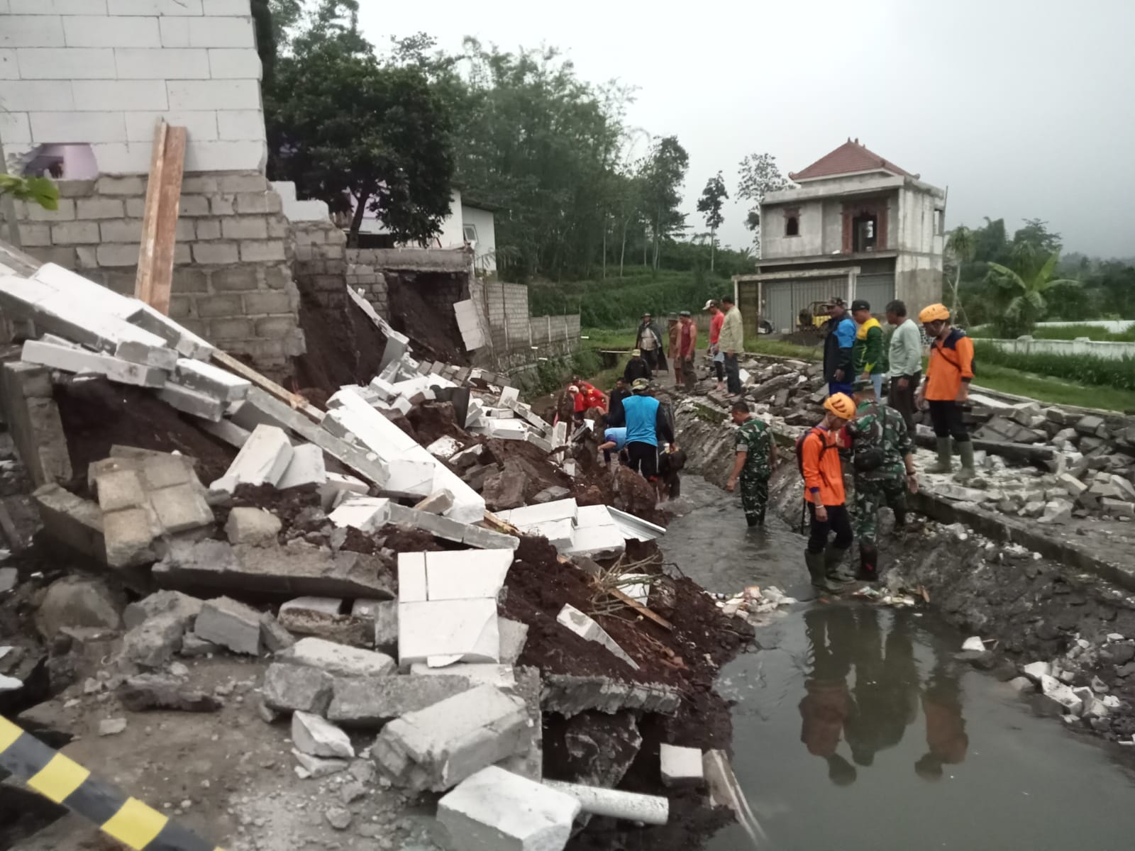Bangunan di Dekat Sempadan Sungai Ambruk saat Kota Batu Diguyur Hujan Deras
