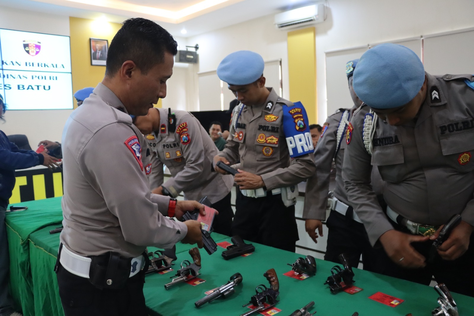 Cegah Penyalahgunaan, Sie Propam Polres Batu Periksa Senpi 44 Personel