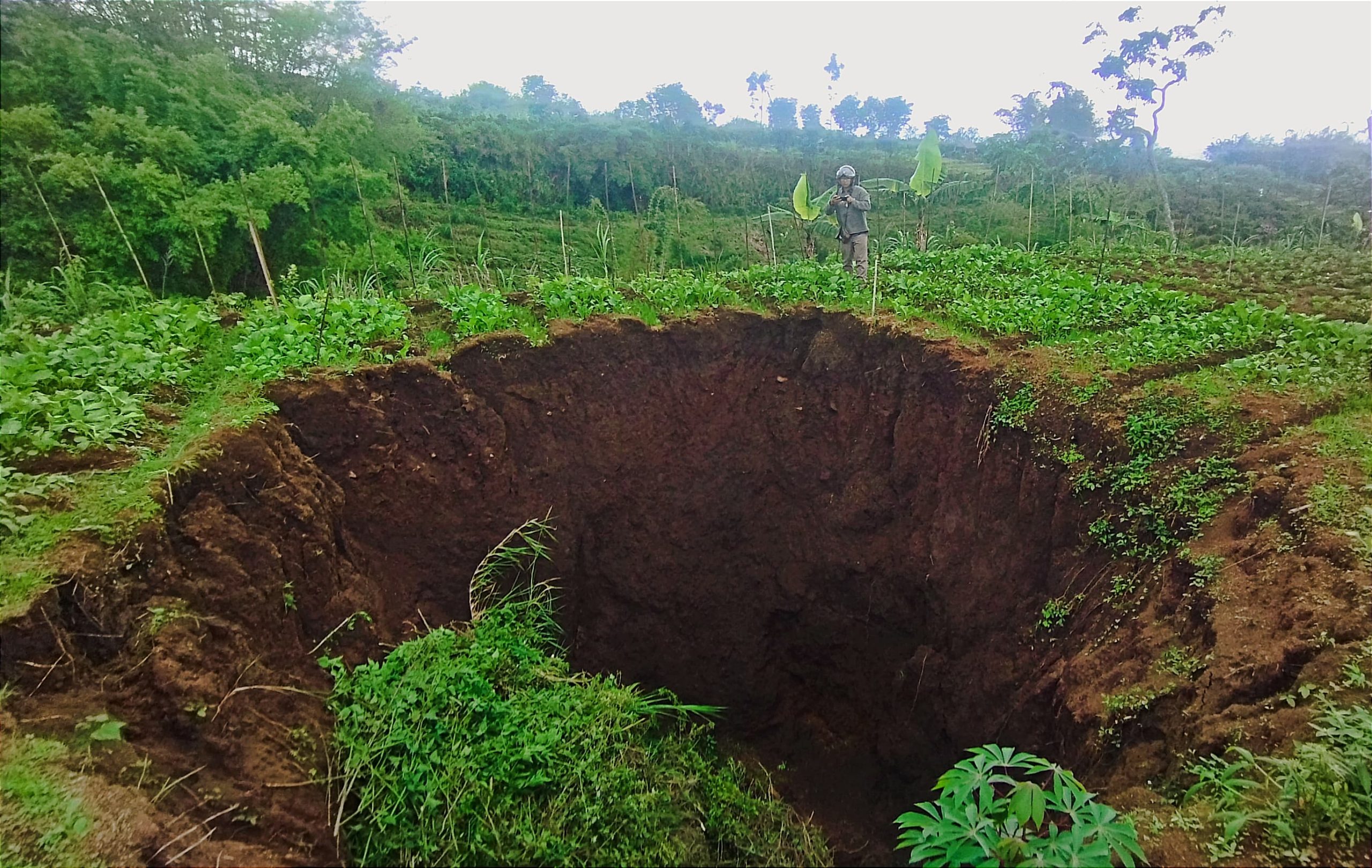 Aktivitas Galian Batu Akibatkan Lahan Pertanian Amblas Sedalam 5 Meter