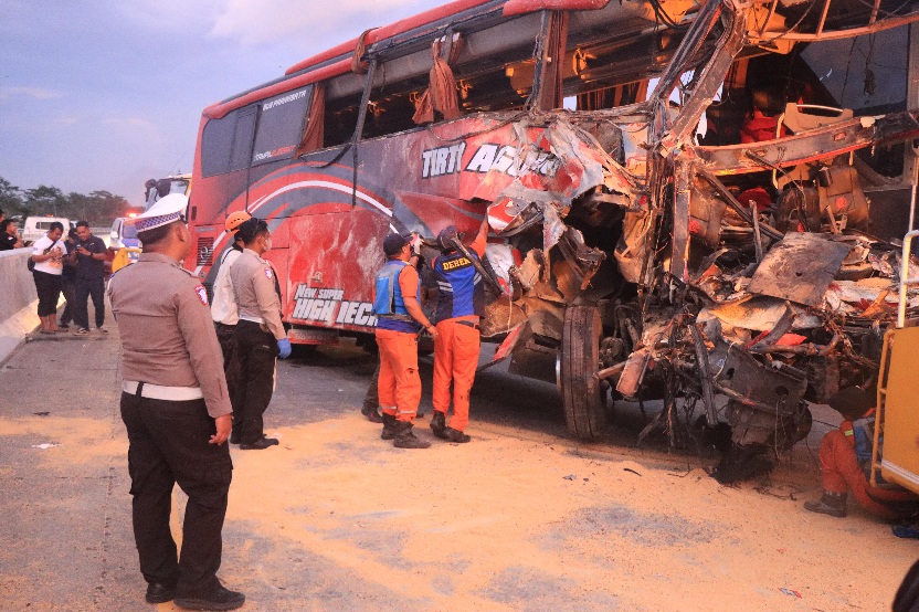 4 Korban Tewas Kecelakaan Truk dan Bus di Tol Pandaan-Malang Dibawa Pulang Keluarga