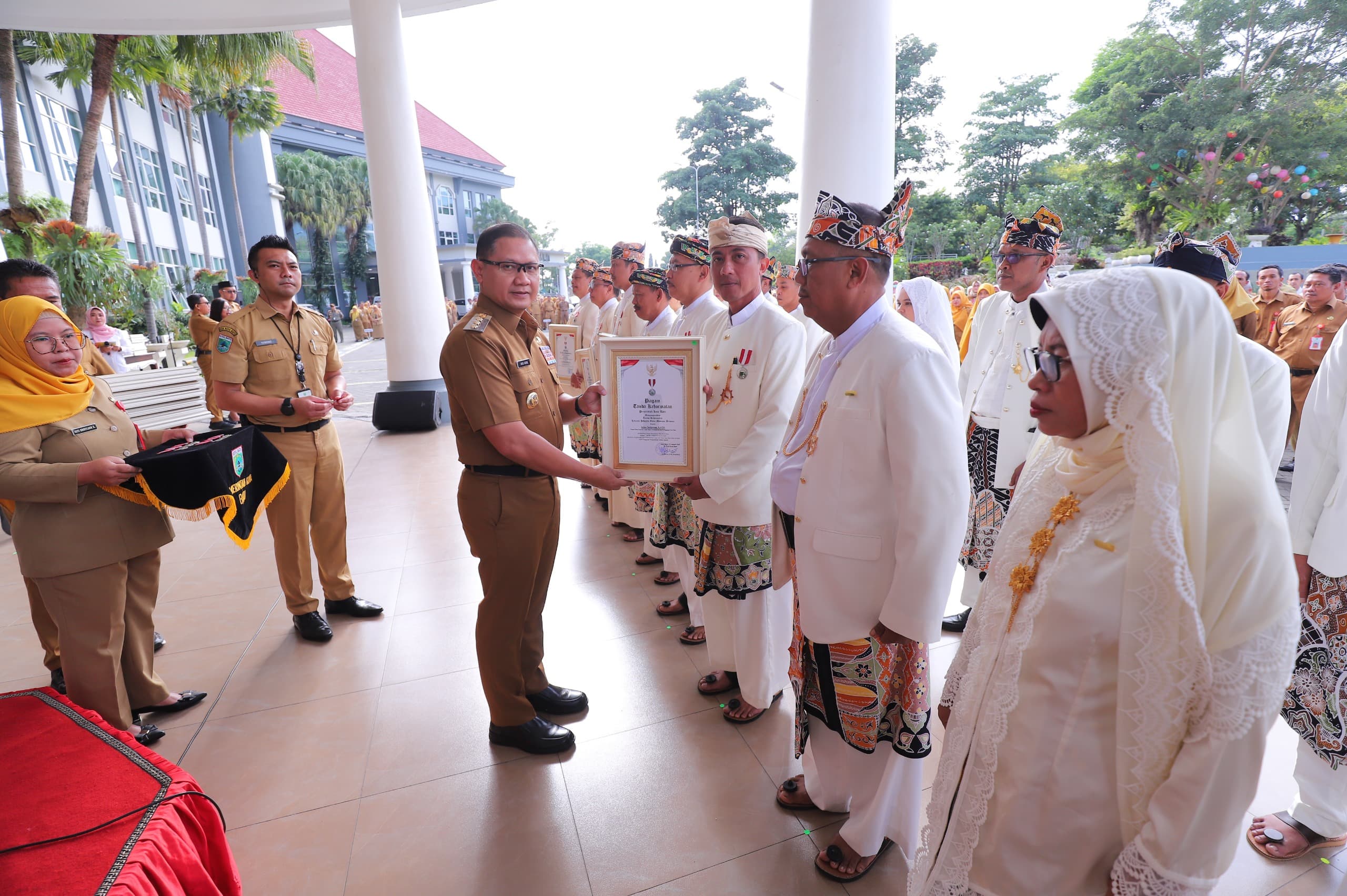 Pacu Semangat Abdi Negara, Pj Wali Kota Batu Sematka  Penghargaan Lencana “Hakaryo Guno Mamayu”