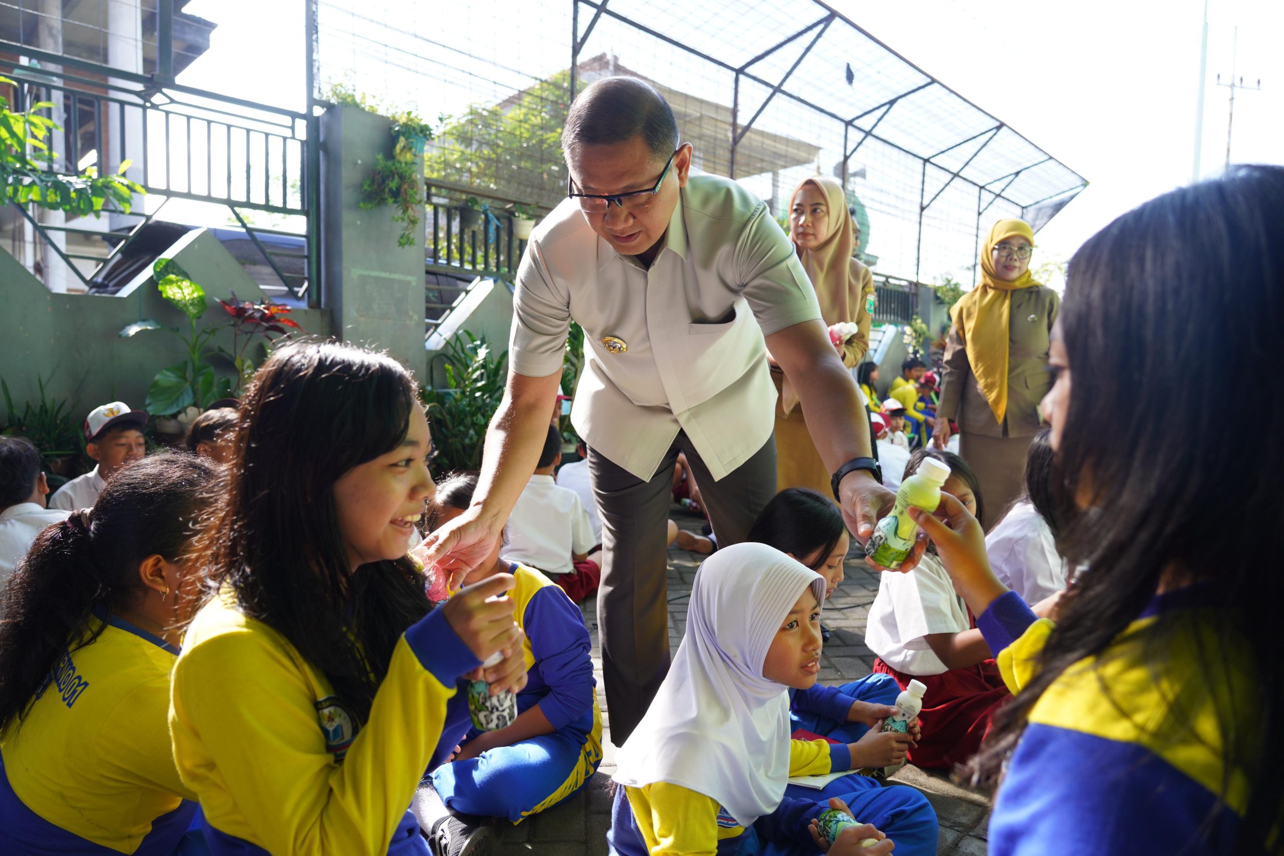 Bagikan Susu Gratis, Sejahterakan Peternak dan Tingkatkan Kesehatan Pelajar