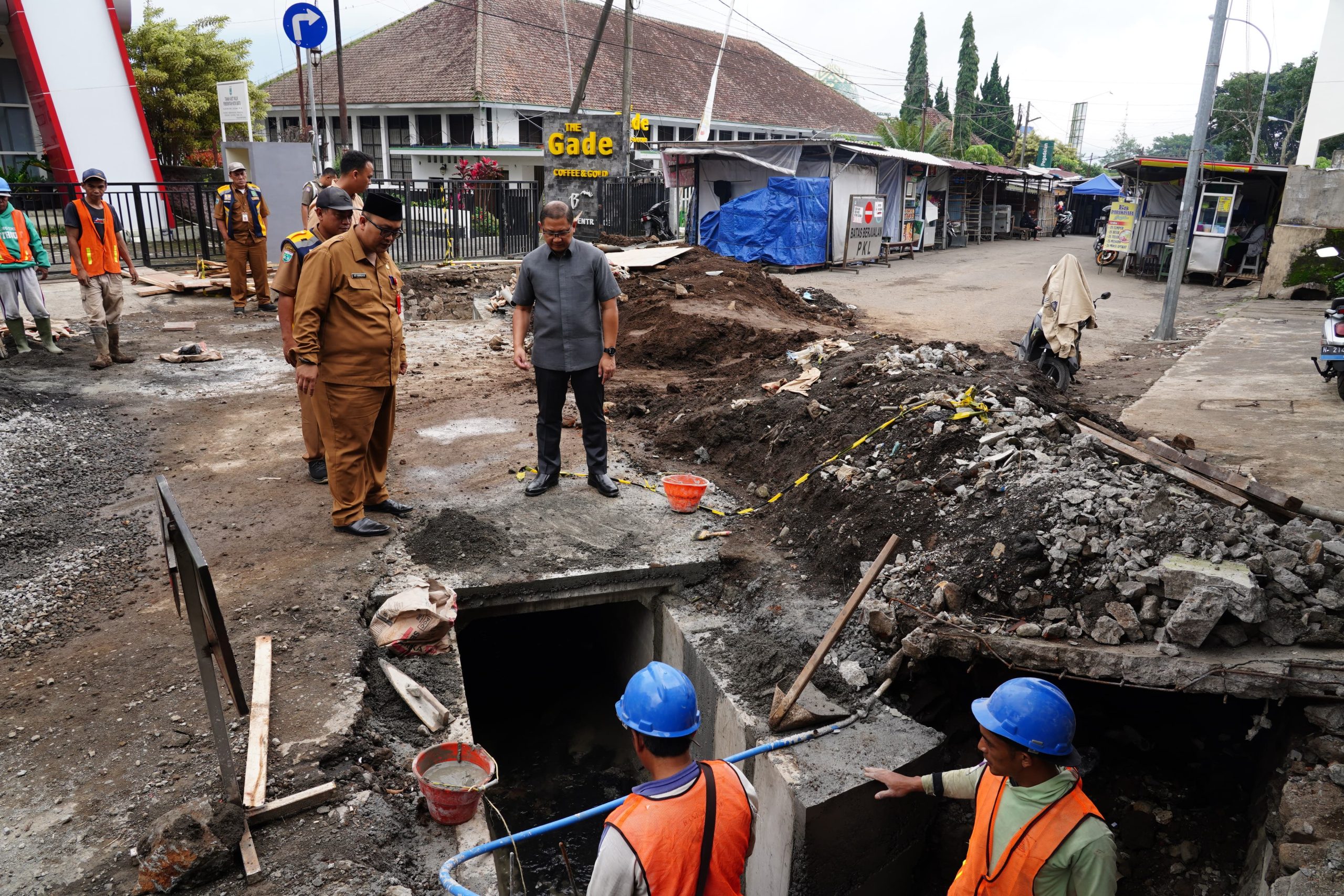 Bangun Drainase Baru di Kawasan Alun-alun Batu