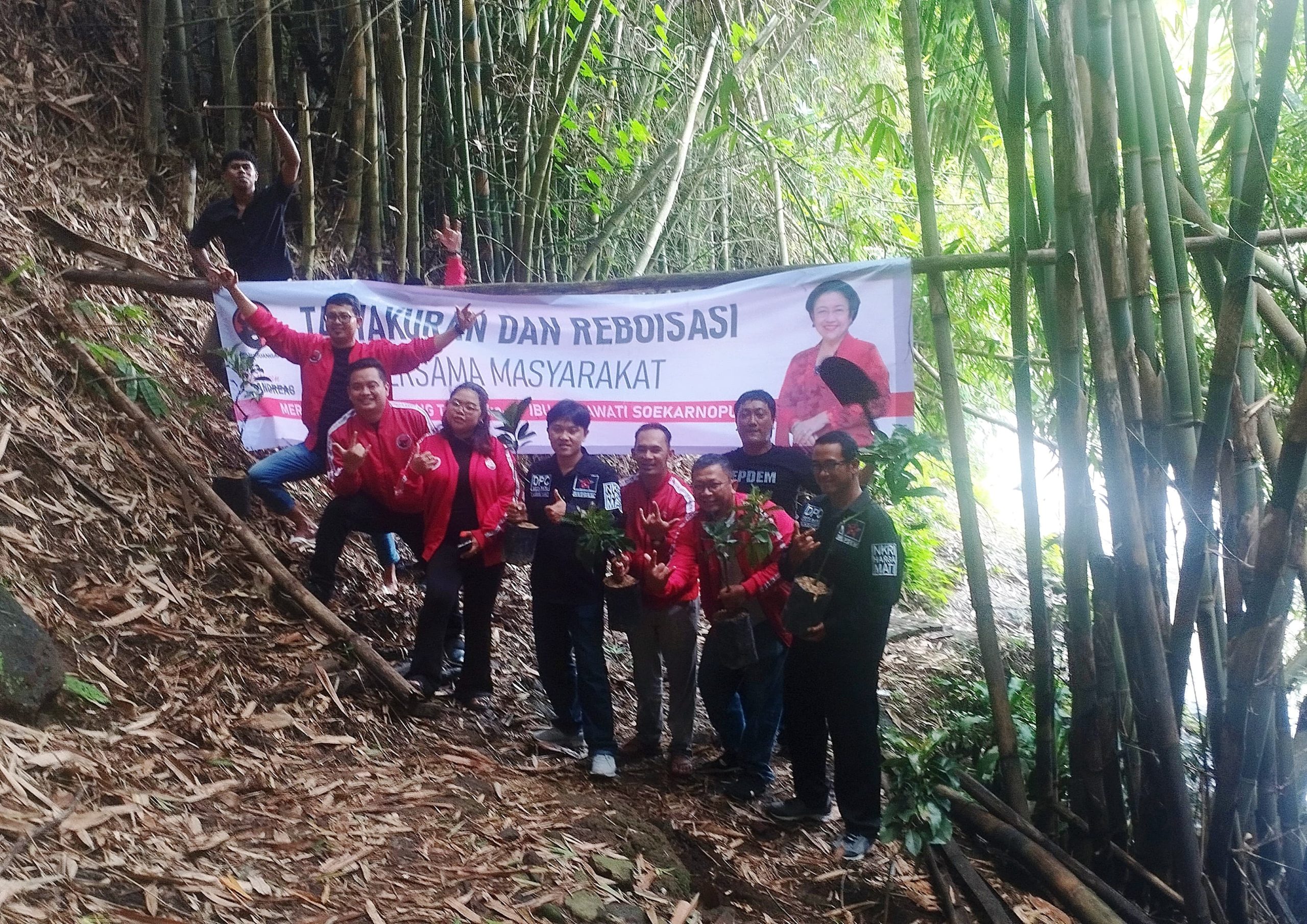 Tularkan Semangat Megawati, Repdem se Malang Raya dan Sekawan Andreas Gelar Reboisasi di Aliran Sungai Brantas