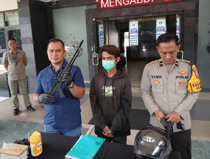 Viral Bawa Mainan Senjata di Jalan, Penjual Singkong Keju Dijemput Polisi
