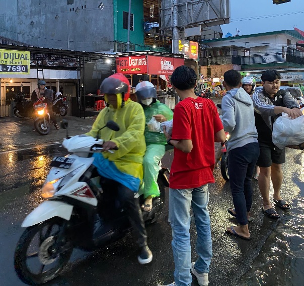 Bigreds Malang Tebar Kebaikan Ramadan: Paket Takjil Ludes, Kebersamaan Hangat Warnai Buka Bersama