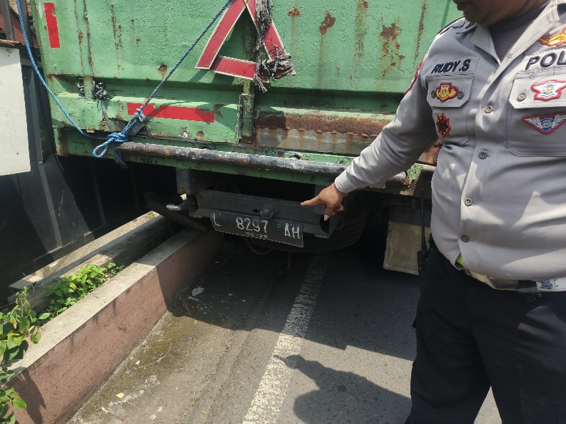Truk Gagal Nanjak di Gang MT Haryono, Tabrak Pemotor Satu Korban Tewas