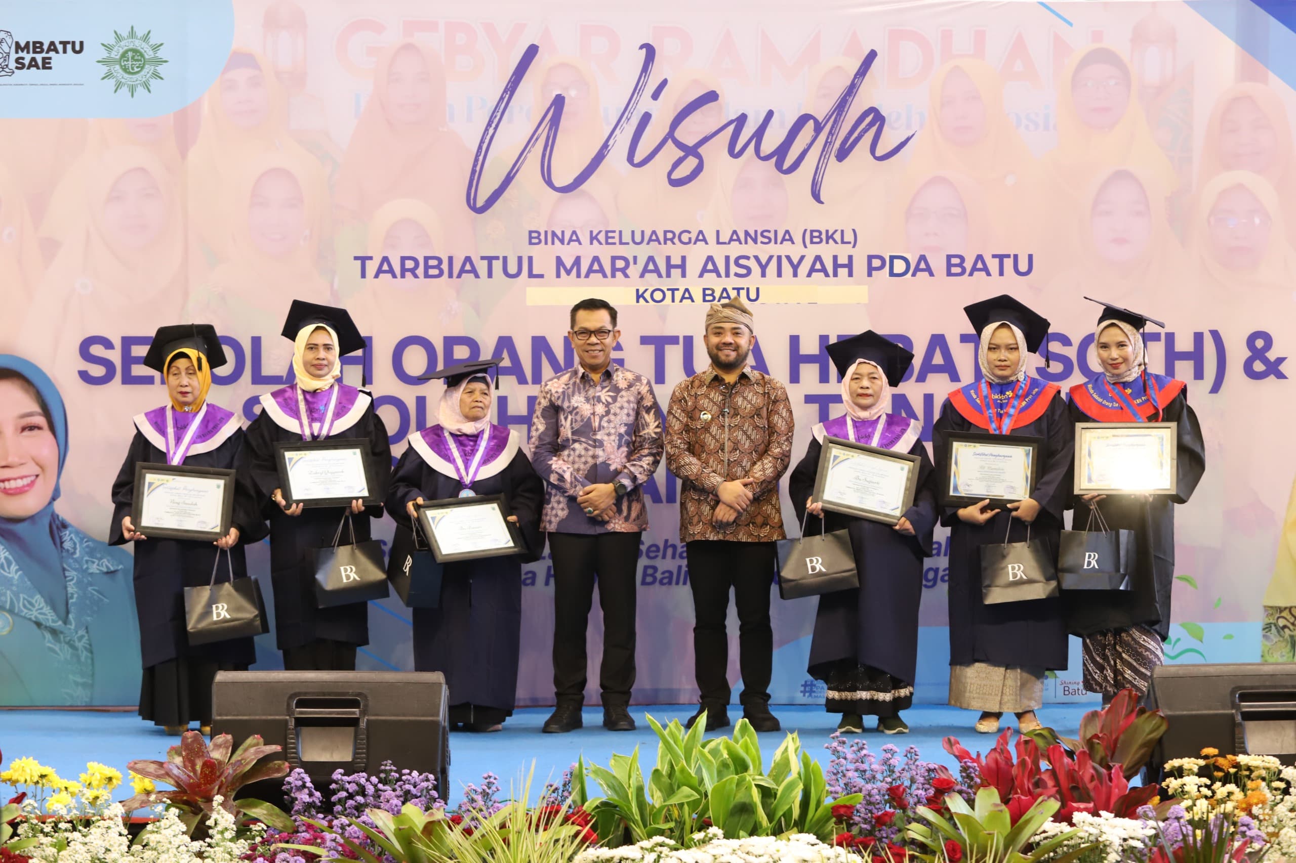 Ratusan Lansia Lulusan S1 dan S2 di Kota Batu Diwisuda
